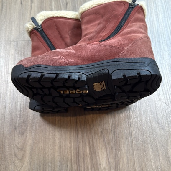 Sorel Red Suede Winter Boots with Cream Lining - Picture 10 of 13